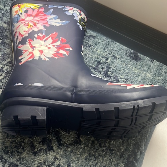 New joules rain boots. Only worn one time. - Picture 3 of 3